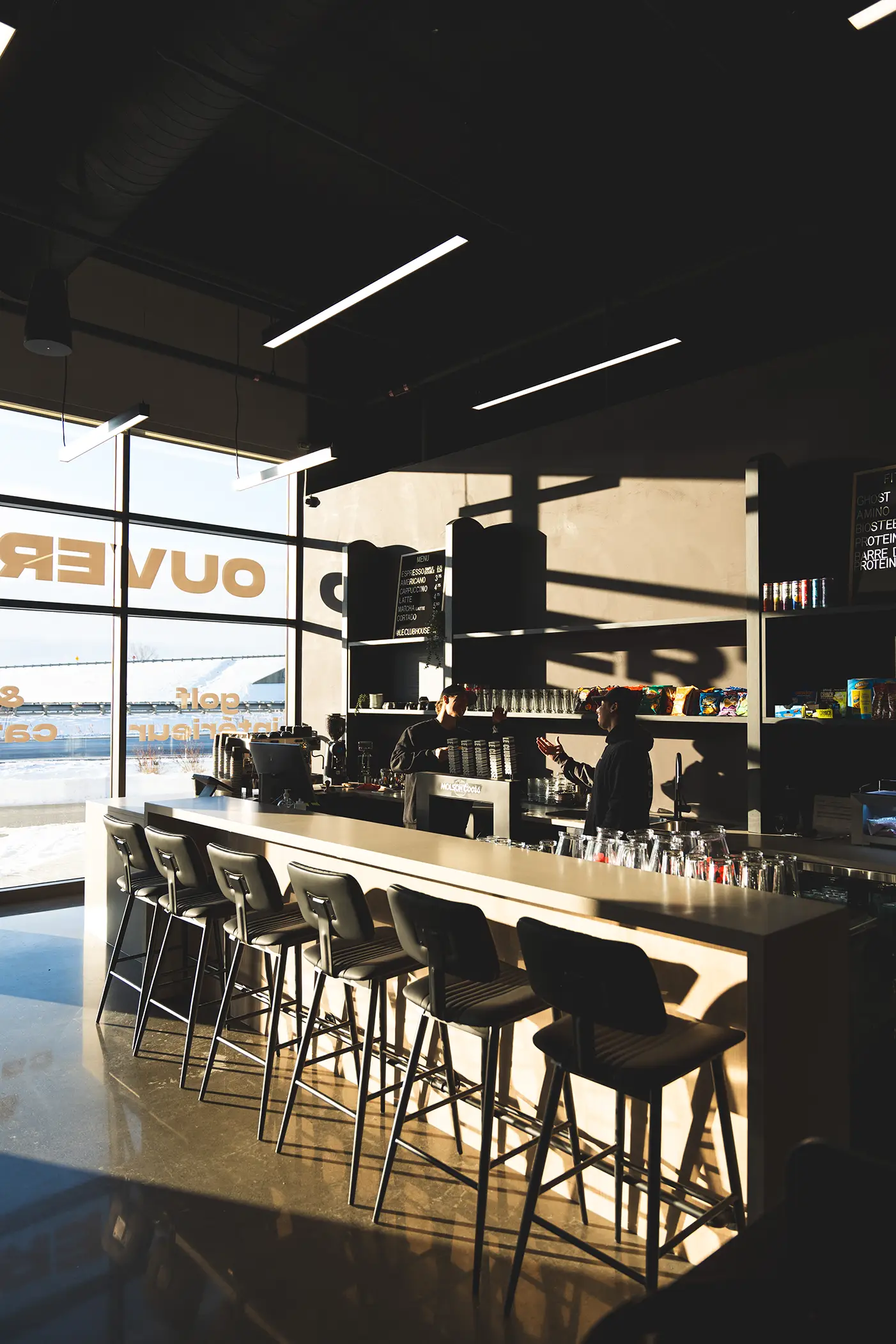 CLUBHAUS ×NOCOFFEE NO GOLF NECK PISTE Golf intérieur, Café, Lounge, Zone VIP - Le Clubhouse - Quebec